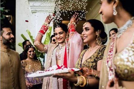 सोनमच्या लग्नातील काही फोटो वोग मासिकाने आपल्या स्पेशल कव्हरेजसाठी काढले होते. या फोटोंमध्ये सोनम आणि आनंदची जोडी सुंदर तर दिसत आहेच. पण मॅगझिनमध्ये त्यांच्या प्रेमकहाणीचे असे काही किस्से वाचता येणार आहेत, जे आधी कधीही ऐकले नसतील. 