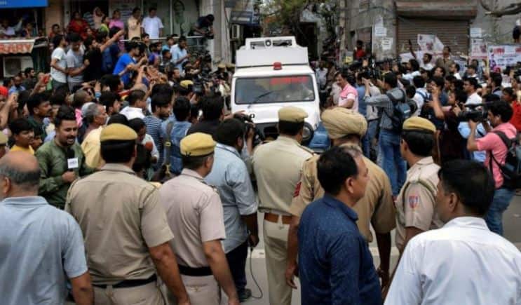 delhi's burari mysteries deaths issue update बुराडी प्रकरण : 11 पाईपमध्ये दडलंय 11 जणांच्या मृत्यूचं रहस्य?