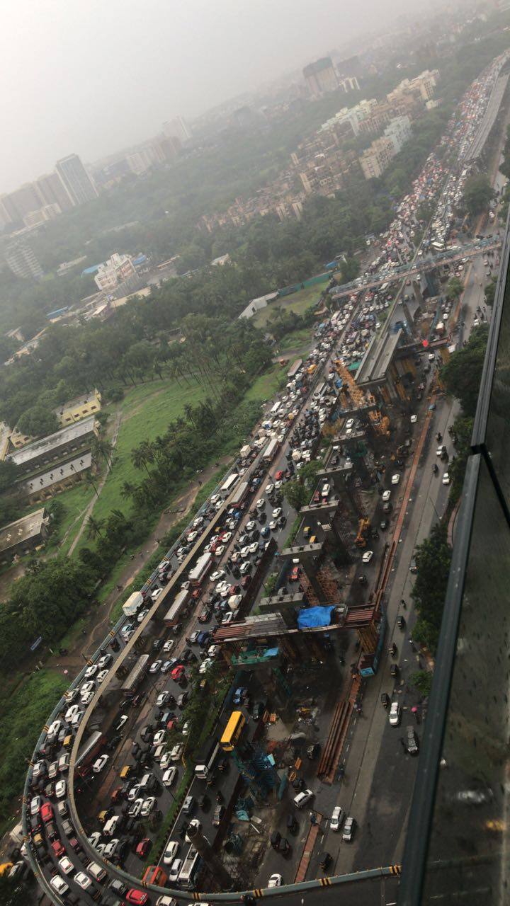 पूल दुर्घटना : पश्चिम रेल्वेवर दोन्ही दिशेची वाहतूक पूर्वपदावर