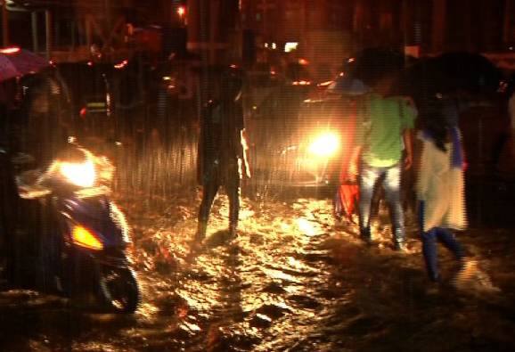 पूल दुर्घटना : पश्चिम रेल्वेवर दोन्ही दिशेची वाहतूक पूर्वपदावर