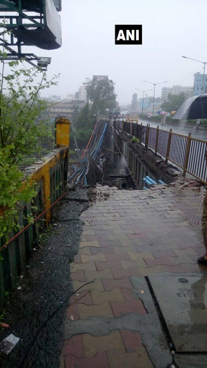 अंधेरी पूर्व आणि पश्चिमला जोडणारा हा गोखले ब्रिज आहे. पुलाच्या बाजूचा फुटपाथ कोसळला आहे. या घटनेत दोन जण जखमी झाल्याची माहिती आहे.