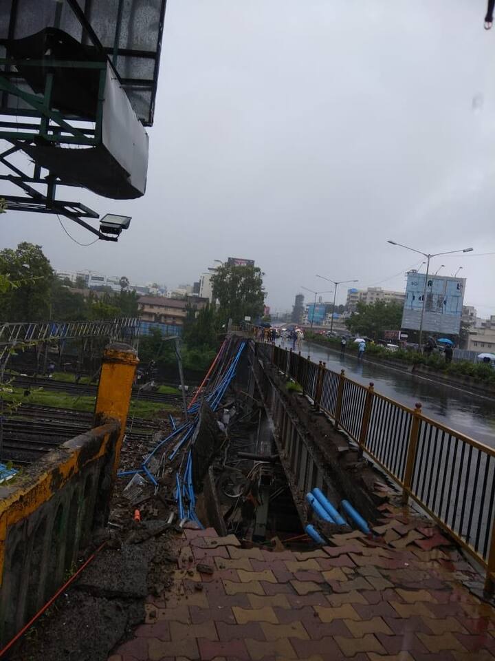 ब्रिज कोसळल्याने मोठ्या प्रमाणात ढिगारा साचला आहे. पावसामुळे हा ढिगारा काढणं मोठं जिकीरीचं काम आहे.
