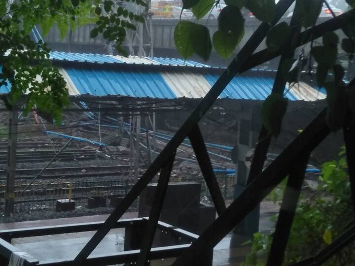 रेल्वे सेवा ठप्प झाल्यामुळे बोरीवलीहून चर्चगेटकडे आणि चर्चगेटहून बोरीवलीकडे या दोन्ही बाजूची रेल्वे सेवा सध्या बंद आहे. प्रवाशांना भर पावसात पायी जावं लागत आहे. सकाळी सात वाजून 35 मिनिटांनी ही घटना घडली.