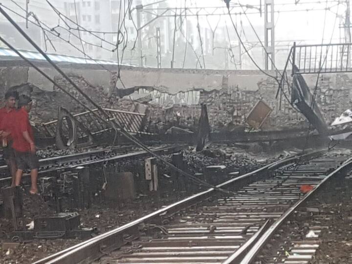 कोसळलेला पूल नेमका रेल्वेचा होता, की मुंबई महापालिकेने बांधलेला होता, याची माहिती आता घेतली जाणार आहे. सध्या तरी रेल्वेकडून वाहतूक पूर्ववत करण्यासाठी युद्धपातळीवर प्रयत्न सुरु करण्यात आले आहेत. पुलाचा भाग बाजूला करण्यासाठी पथक घटनास्थळी दाखल झालं आहे.