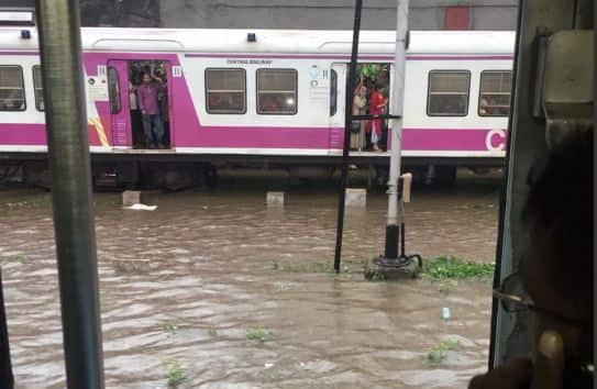 मुंबईसह उपनगरात कालपासून संततधार पाऊस सुरु आहे. त्याचाच फटका रेल्वे आणि रस्ते वाहतुकीला बसत आहे.