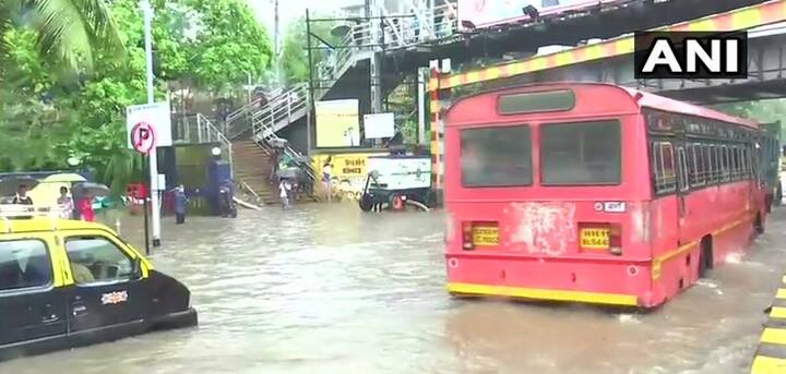 सायन, किंग सर्कल भागातही पाणी मोठ्या प्रमाणात पाणी साचले असून वाहतुकीवर परिणाम झाला आहे.