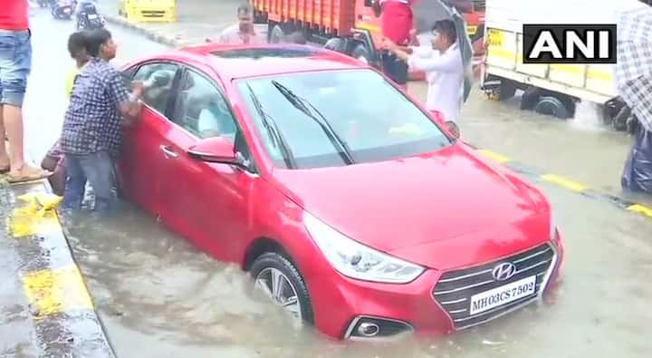 गरज असेल तरच घराबाहेर पडा असं आवाहन मुंबई पोलिसांच्या वतीनं करण्यात आलं आहे.