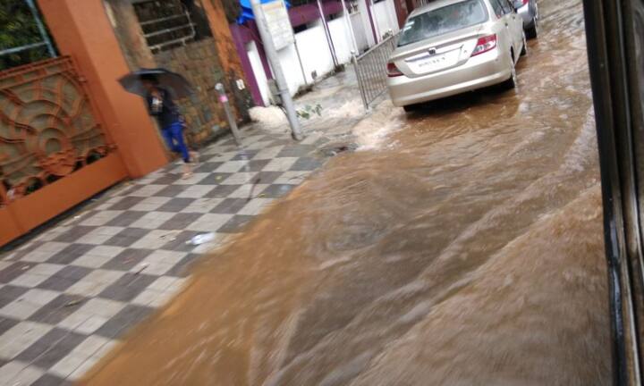 विलेपार्लेतील एस.व्ही. रोड परिसरात देखील पाणी साचले आहे. 