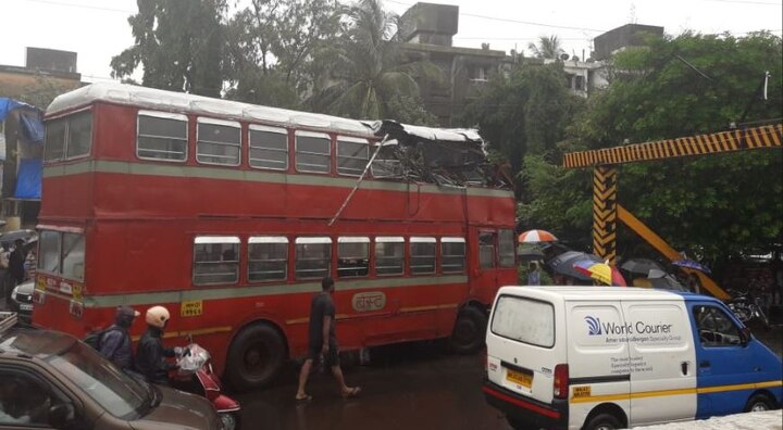 Mumbai : Double Decker BEST Bus crashes into overhead railing latest update मुंबईत डबल डेकर बेस्ट बस रेलिंगला धडकून अपघात