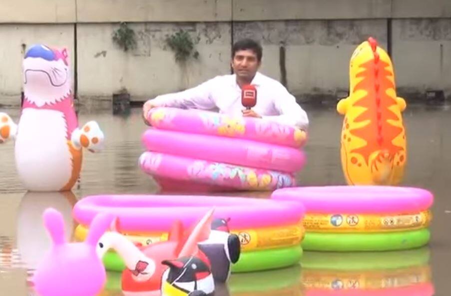 Reporting on waterpool in Pakistan VIDEO : पाकिस्तानचा नवा 'चांद नवाब', टबमध्ये बसून पुराचं रिपोर्टिंग