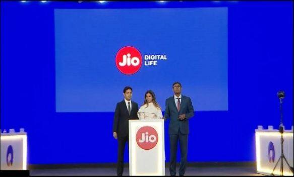 15 ऑगस्टपासून युझर्स गीगा फायबरसाठी नोंदणी करु शकतात. ज्या क्षेत्रात जास्त नोंदणी होईल, त्यांना कनेक्शन देण्यात प्राधान्य दिलं जाईल.