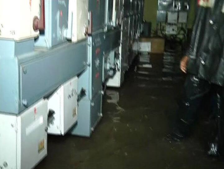 विधानसभा अध्यक्ष, विरोधी पक्षनेत्यांनी या ठिकाणाची पाहणी केली. वीजपुरवठा पूर्ववत होण्यासाठी आणखी काही तासांचा अवधी लागेल, असं सांगितलं जात आहे