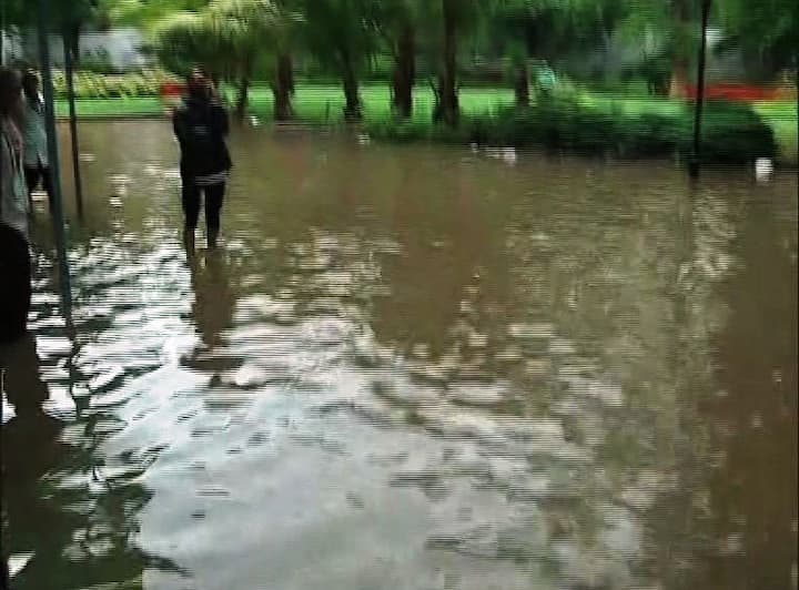 पावसामुळे नागपुरातील अनेक रस्ते पाण्याखाली गेले आहेत. मुंबईसारखीच परिस्थिती नागपूरमध्ये घडली आहे. नागपुरातील या परिस्थितीवरुन शिवसेनेने नागपूर महापालिका आणि प्रशासन म्हणजेच भाजपवर तुफान टीकास्त्र सोडलं. 