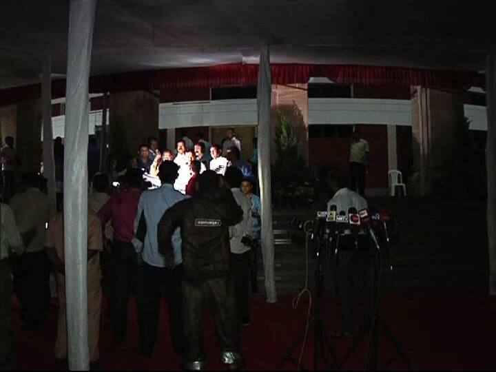 विधानभवना वीजपुरवठा होणाऱ्या ठिकाणी गुडघाभर पाणी साचल्याने, मेन स्विच बंद करण्यात आला आहे. परिणामी विधीमंडळ अंधारात आहे.