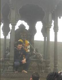 मेघडंबरीतील फोटोसेशनमुळे टीका, रितेश देशमुखचा माफीनामा