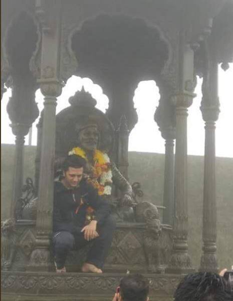 मेघडंबरीतील फोटोसेशनमुळे टीका, रितेश देशमुखचा माफीनामा मेघडंबरीतील फोटोसेशनमुळे टीका, रितेश देशमुखचा माफीनामा