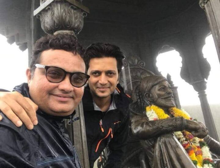 अभिनेता रितेश देशमुख, दिग्दर्शक रवी जाधव, पानिपतकार लेखक विश्वास पाटील आणि सहकारी 5 जुलै रोजी रायगडावर गेले होते. तिथे त्यांनी राजदरबारातील मेघडंबरीतील छत्रपती शिवाजी महाराजांच्या पुतळ्या शेजारी मेघडंबरीत चढून फोटो काढले होते. ते फोटो त्यांनी सोशल मीडियावर शेअरही केले होते. मात्र मेघडंबरीवर चढून फोटो काढल्याने रितेश देशमुखवर तुफान टीका होत होती. 