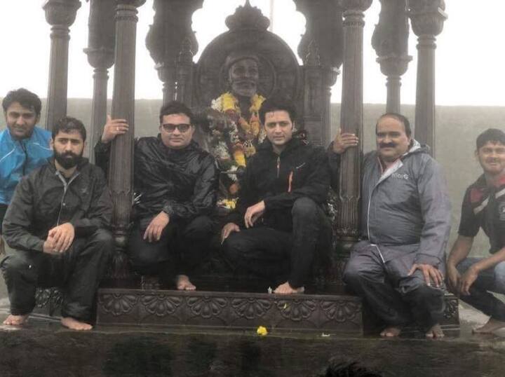 रायगडावरील मेघडंबरीत चढून फोटोसेशन करणाऱ्या अभिनेता रितेश देशमुखने, चौफेर टीकेनंतर माफीनामा सादर केला आहे. कोणालाही दुखावण्याचा हेतू नव्हता. केवळ भक्तीभावनेतून फोटो काढले. पण यामुळे जर कोणीही दुखावलं असेल तर त्यांची मी अंत:करणापासून माफी मागतो, असं रितेश देशमुखने म्हटलं आहे. 