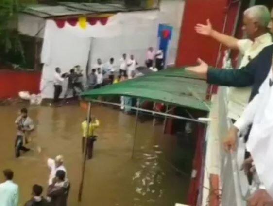नागपूर : विधिमंडळाचं पावसाळी अधिवेशन यंदा खास नागपुरात घेण्यात येत आहे. मात्र, रात्रीपासून झालेल्या मुसळधार पावसाने अधिवेशनाचा आजचा दिवस पाण्यात गेल्याचं पाहायाला मिळालं. कारण, साचलेल्या पाण्यामुळे विधीमंडळ परिसराला तळ्याचं स्वरुप प्राप्त झालं. 