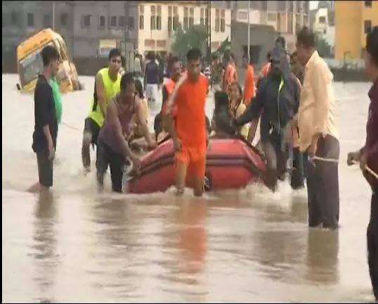 दरम्यान, सकाळपासून झालेल्या पावसामुळे नागपूर शहरातील अनेक भागात पूरस्थिती निर्माण झाली आहे. नागपूर विमानतळावरही पाणी साचलं आहे. 