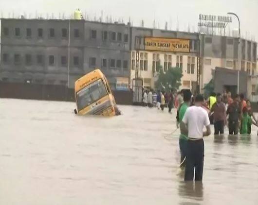 विमानतळाकडे जाणाऱ्या रस्त्यांवरही मोठ्या प्रमाणात पाणी आहे. तर उद्या नागपुरातील सर्व शाळांना सुट्टी देण्यात येत असल्याची घोषणा जिल्हाधिकाऱ्यांनी केली.