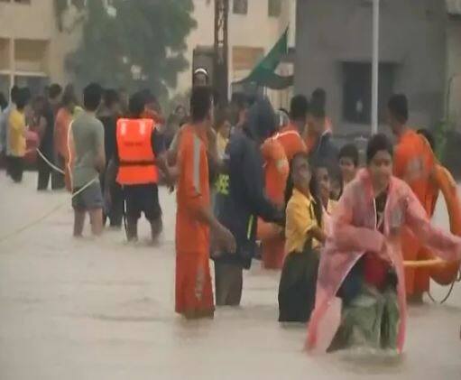 नागपुरातील हुडकेश्वर नाला भागातून एका व्यक्तीचा मृतदेह सापडला आहे. तर नागपूर शहर आणि जिल्ह्यातील 135 जणांना वाचवण्यात आलं. पावसामुळे अडकून पडलेल्या आदर्श संस्कार विद्यालयाच्या 450 विद्यार्थ्यांना सुखरुप वाचवण्यात आलं.