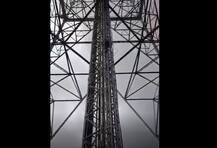 पगारवाढीसाठी तरुणाचं दूरदर्शन टॉवरवर चढून \'शोले\' स्टाईल आंदोलन