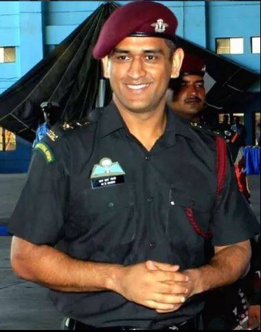 भारतीय लष्कराने 1 नोव्हेंबर 2011 साली धोनीला लेफ्टनंट कर्नल ही मानाची पदवी दिली होती. 