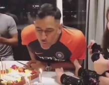 बर्थ डे स्पेशल : ‘कॅप्टन कूल’ धोनीचे काही खास फोटो