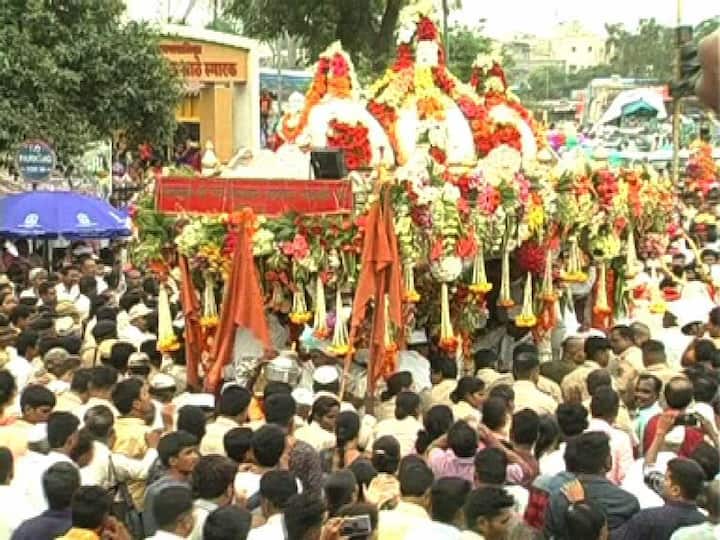 'ज्ञानोबा-तुकोबा'च्या जयघोषात वारकरी मंडळी पालख्यांमध्ये सहभागी होत पंढरीच्या दिशेनं मार्गस्थ झाली आहे.