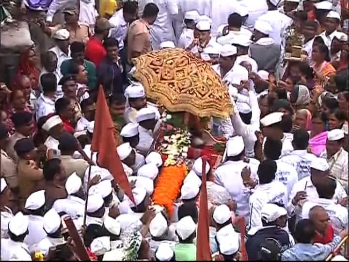 जिल्हा प्रशासनाच्या आपत्ती-व्यवस्थापन विभागाने वारीनिमित्त ‘आषाढी वारी २०१८’ हे मोबाइल अॅरप तयार केले आहे. याद्वारे विठ्ठल आणि रुक्मिणी यांचे लाइव्ह दर्शन मिळणार आहे.