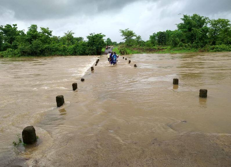 वसईतील चिंचोटी धबधब्यावर अडकलेले 20 जण सुखरुप, एकाचा मृत्यू