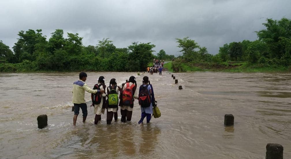 वसईतील चिंचोटी धबधब्यावर अडकलेले 20 जण सुखरुप, एकाचा मृत्यू