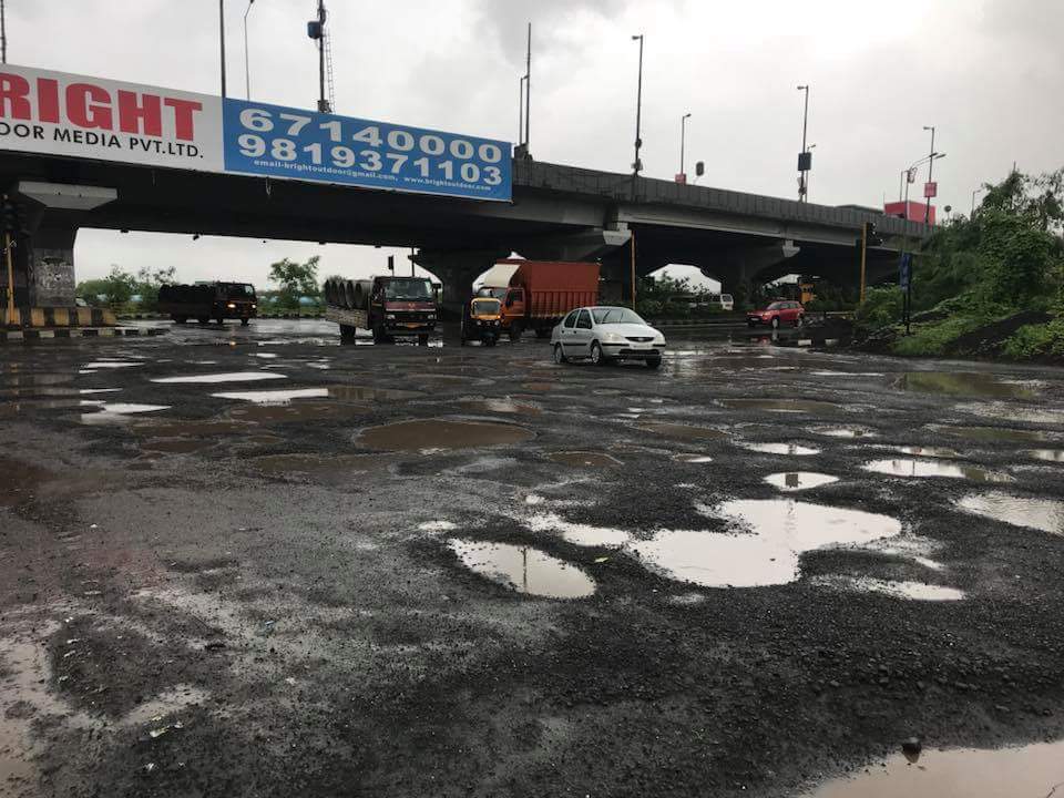 सायन-पनवेल हायवेची दूरवस्था, खड्ड्यांमुळे वाहनांच्या लांबच लांब रांगा