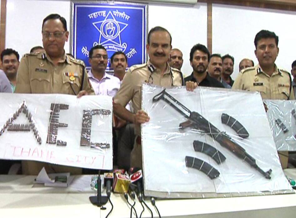 AK-56 and two pistols from drug smugglers seized in Mumbai ड्रग्ज तस्करांकडून एके-56 आणि दोन पिस्तुल जप्त