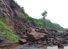 पुण्यात सिंहगडाच्या घाट रस्त्यावर दरड कोसळली, वाहतूक बंद