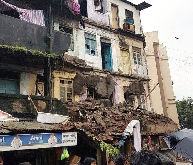 मुंबईत तीन मजली इमारतीचा भाग कोसळला, सुदैवाने जीवितहानी नाही Balcony of three layer Building collapsed in Kurla west Mumbai मुंबईत तीन मजली इमारतीचा भाग कोसळला, सुदैवाने जीवितहानी नाही