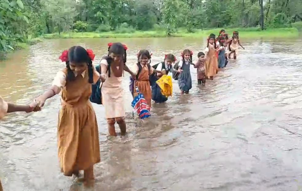 इथे ना रस्ता आहे, ना कसली सुविधा, महाराष्ट्रातलं धक्कादायक वास्तव