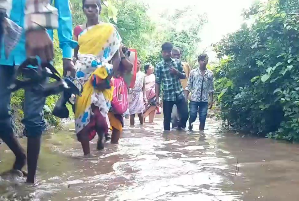 इथे ना रस्ता आहे, ना कसली सुविधा, महाराष्ट्रातलं धक्कादायक वास्तव