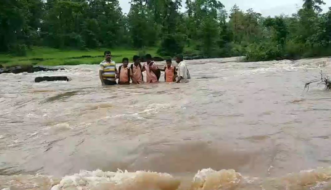 इथे ना रस्ता आहे, ना कसली सुविधा, महाराष्ट्रातलं धक्कादायक वास्तव