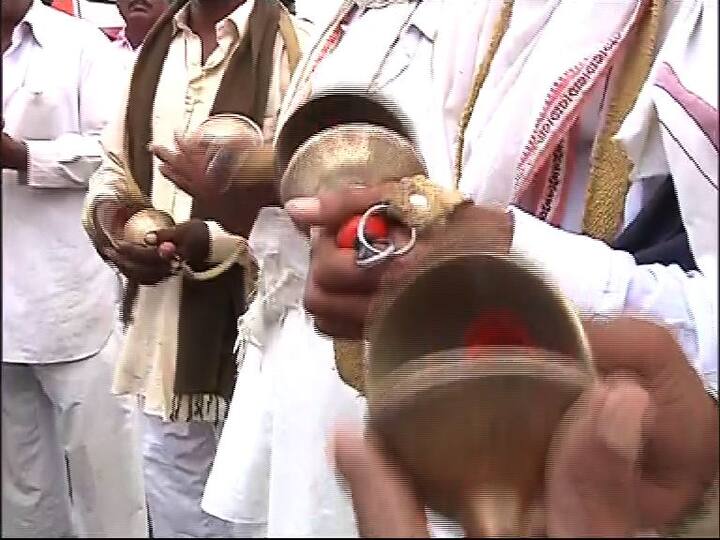 टाळ-मृदुंगाच्या गजरात तल्लीन होत वारकरी पंढरीच्या दिशेनं मार्गस्थ