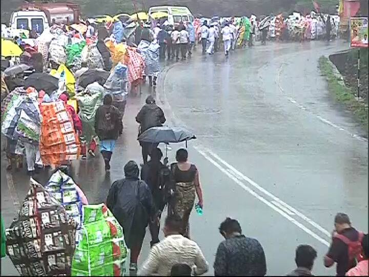 ऊन, वारा, पाऊस कशालाच न जुमानता लाखो वारकरी पालखी सोहळ्यात सहभागी