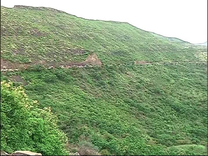 रविवारी संत ज्ञानेश्वर आणि तुकाराम महाराजांच्या पालख्या पुण्याहून पंढरपूरच्या दिशेनं निघाल्या. आज या पालख्या दिवेघाटात पोहचल्या. पालख्यांचा पुढील मुक्काम सासवडला होईल.