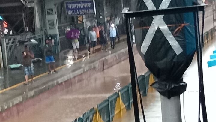 मुंबईत होणाऱ्या पावसाचा लोकल सेवेवर परिणाम होत आहे. कारण अनेक स्टेशनमध्ये ट्रॅकवर पाणी आलं आहे. नालासोपारा रेल्वेस्थानाकात ट्रॅकवर पाणी भरले आहे. त्यामुळे लोकलसेवा विस्कळीत झालीयं. 