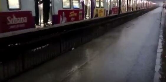 मुंबईत गेल्या तीन दिवसांपासून सुरु असलेली पावसाची संततधार थांबायचं नावच घेत नाही. काल दिवसभर पावसाने अक्षरश: मुंबईला झोडपून काढल्यानंतरही, मध्यरात्रीपासून मुंबईत धो धो पाऊस सुरुच आहे. दक्षिण मुंबईसह अंधेरी, मालाड, बोरिवली, घाटकोपर भागात रात्रभर मुसळधार पाऊस सुरु आहे.