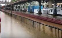 मुंबईत पावसाची दमदार बॅटिंग, रस्ते-रेल्वे वाहतुकीवर परिणाम