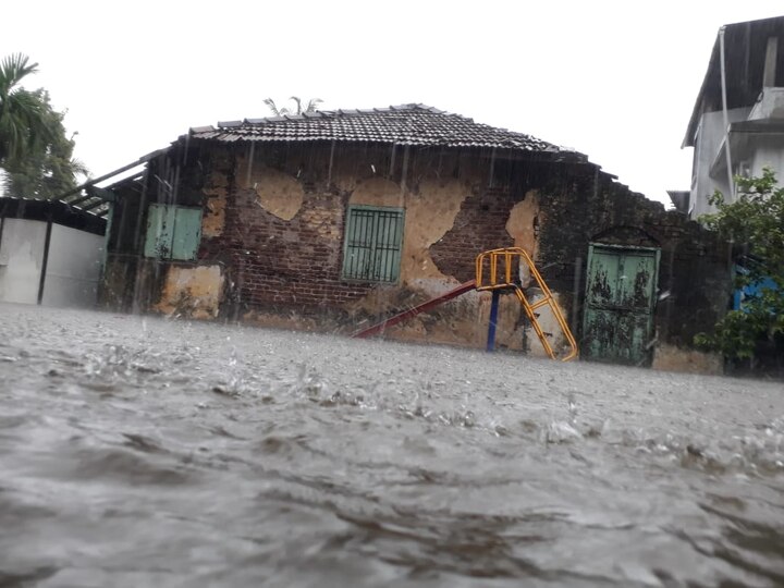 अंगणवाडी विद्यार्थ्यांसाठी शासनाकडून पोषक आहार म्हणून आलेले संपूर्ण धान्य भिजले आहे.