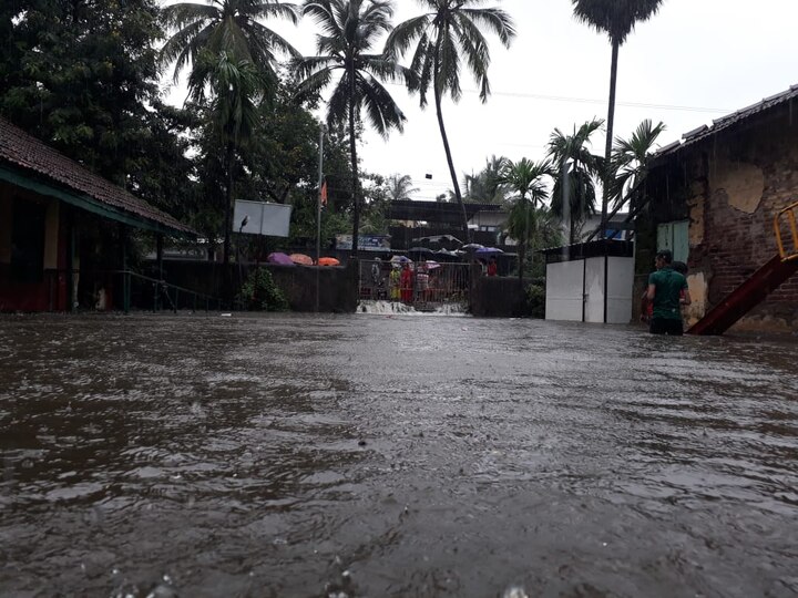 शाळेजवळील नाळा तलाव पूर्ण भरल्यामुळे मुसळधार पावसामुळे रस्त्यावर पाणी साचून हे शाळेच्या परिसरात घुसले.