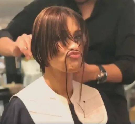 सोनाली आपल्या केसांसोबत मजा मस्ती करत असल्याचं व्हिडीओत पाहायला मिळतं.