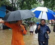 मुंबईत तुंबलेल्या रस्त्यावरुन वाट काढताना भाजप प्रवक्त्यांची दैना